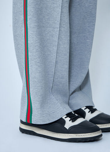 LN-CC® - Gucci: ロゴモチーフトラックパンツ - ライトグレー Gucci ロゴモチーフトラックパンツ ライトグレー guc0161015